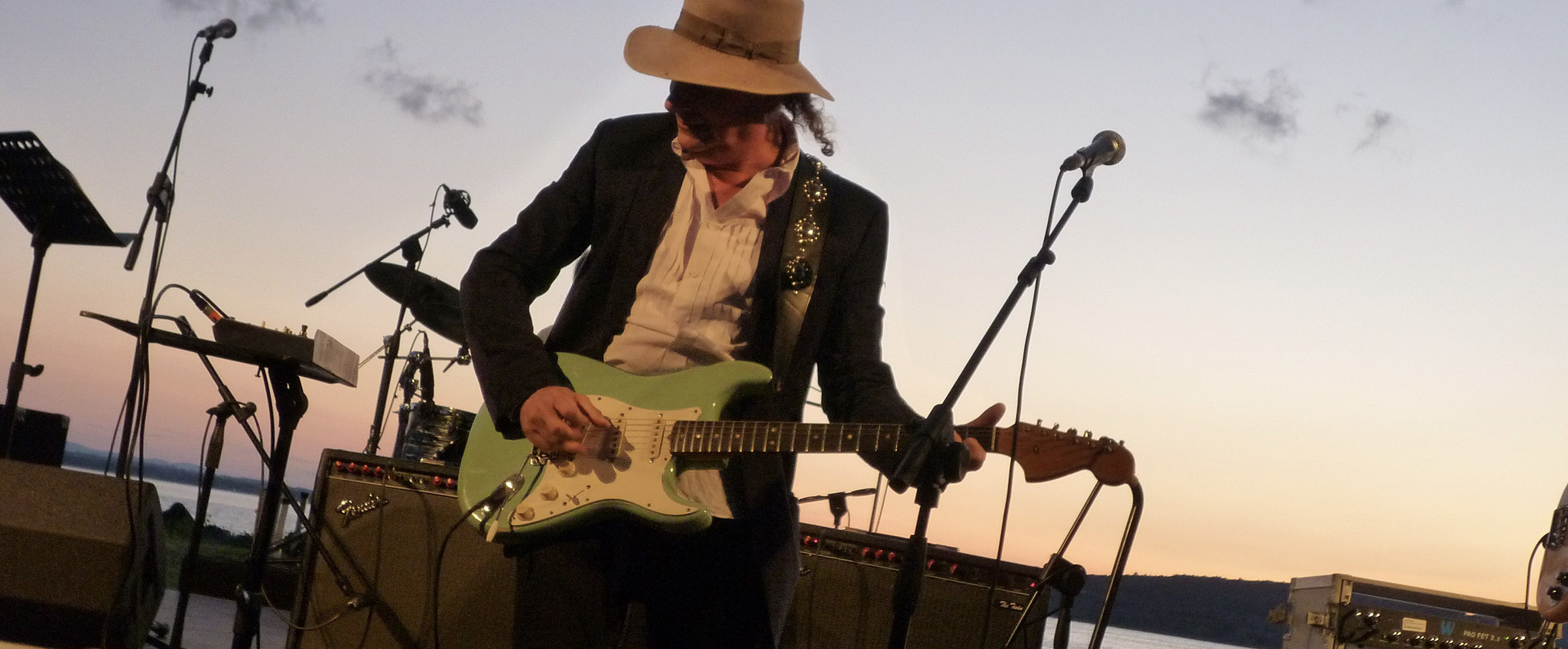 hookist songwriter Gary Lucas